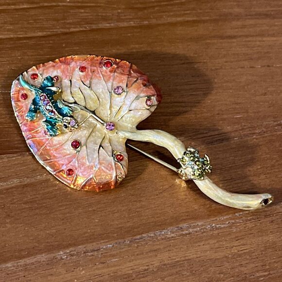 VINTAGE RARE GOLDTONE & ENAMELED LILY PAD WITH RHINESTONES FROG/LIZARD-BROOCH - Picture 6 of 6